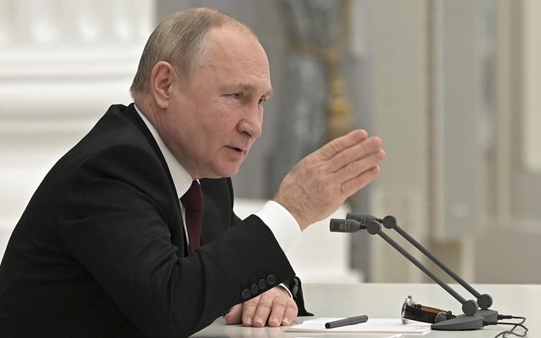 Tổng thống Nga Putin cân nhắc nước cờ kế tiếp, cảnh báo Ukraine về xóa bỏ di sản Xô viết